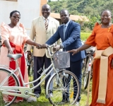 Buganda Kingdom donates 100 bicycles to parish-level officials in Ssingo County